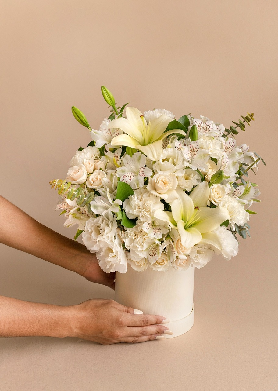 Caja con lilys y claveles blancos