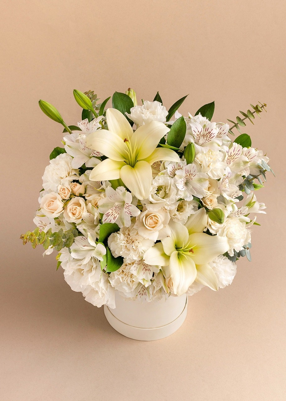 Caja con lilys y claveles blancos