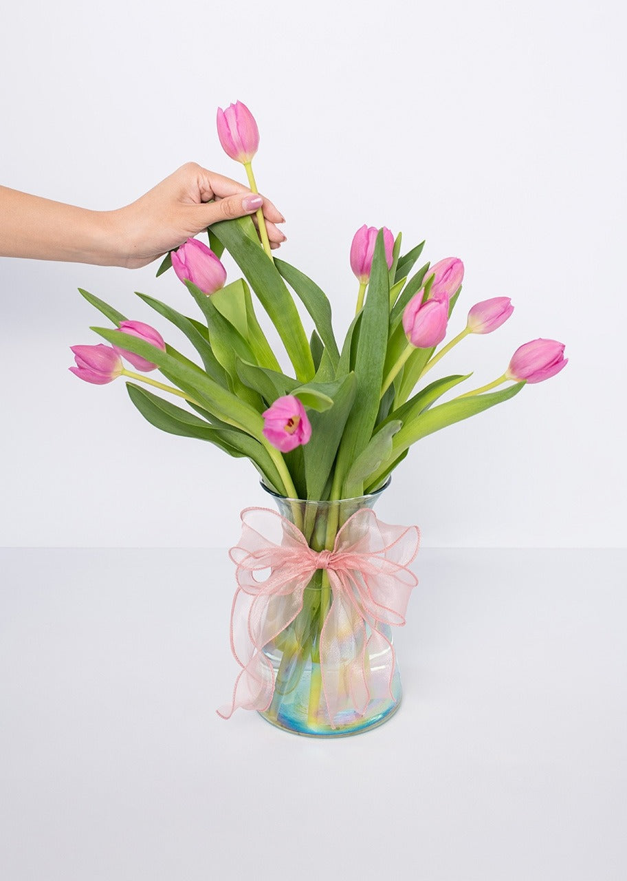 10 tulipanes fucsia en jarrón