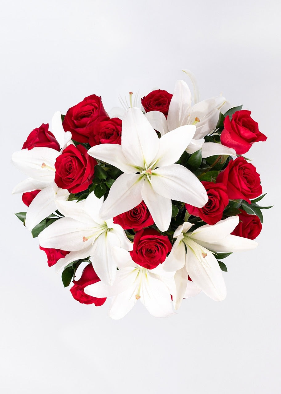 15 rosas rojas y lilys en jarrón