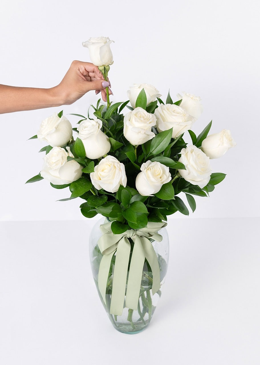 12 rosas blancas en jarrón