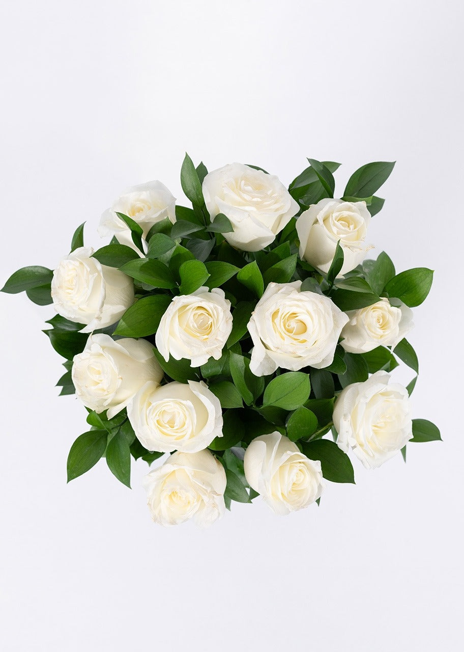 12 rosas blancas en jarrón