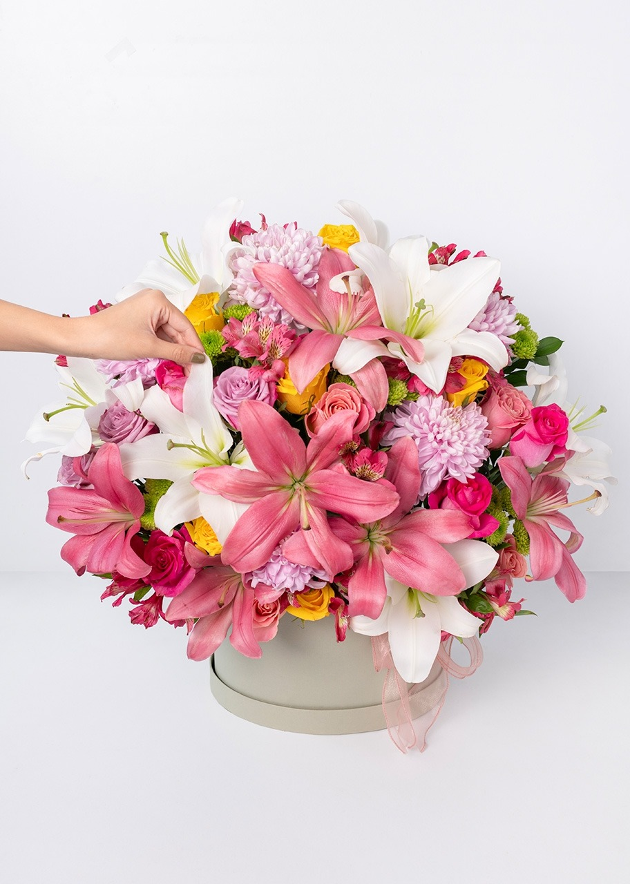 Caja con rosas rosas y lilys