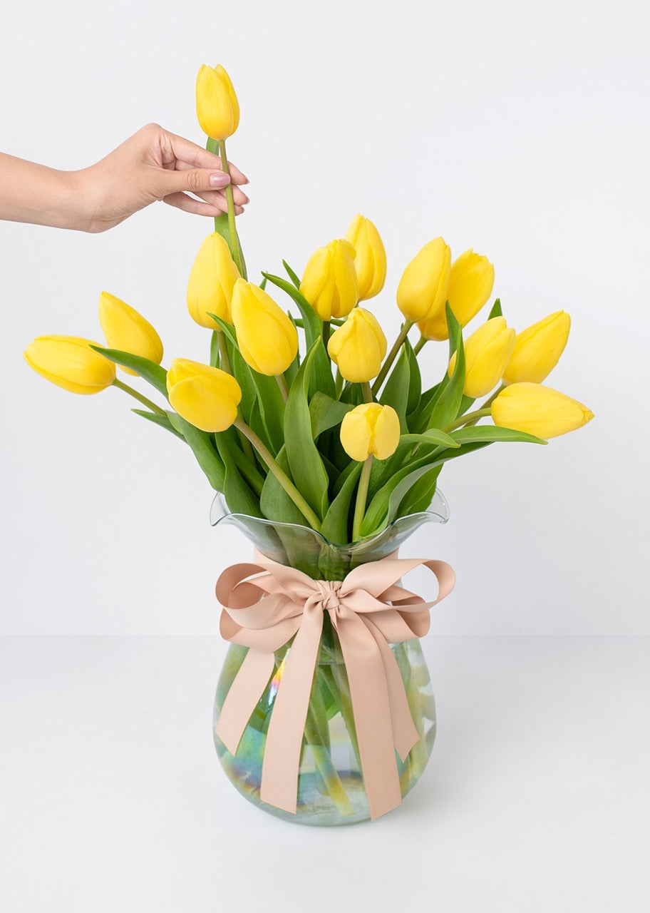 15 tulipanes amarillos en jarrón