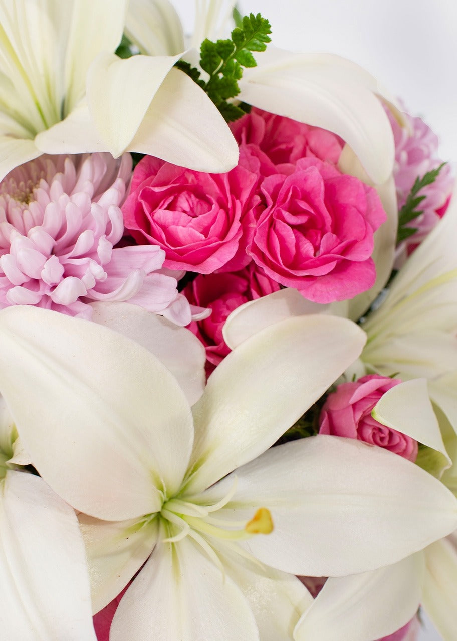 Caja con mini rosas y lilys