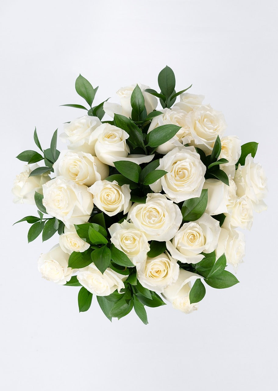 24 rosas blancas en jarrón