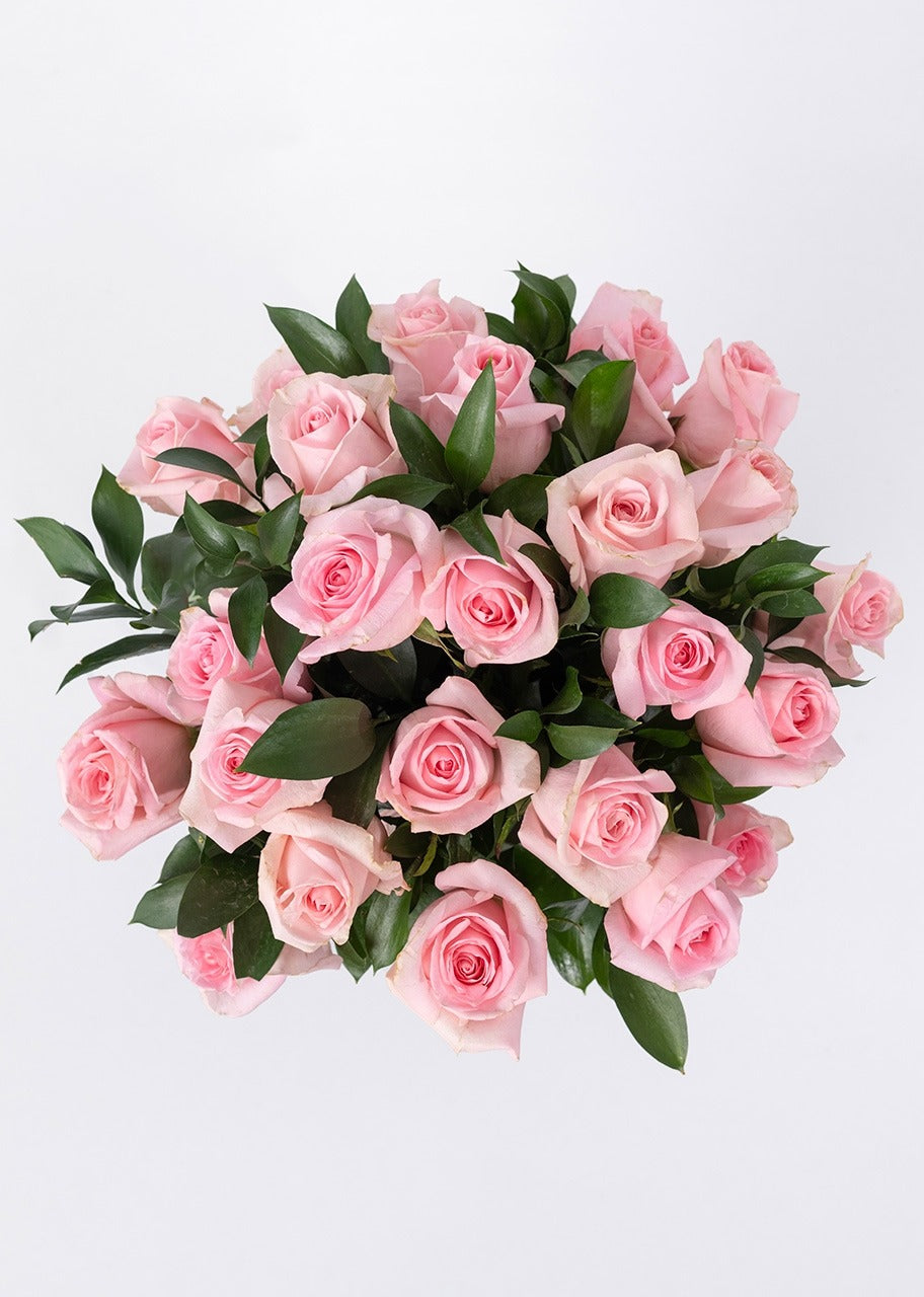 24 rosas rosas en jarrón