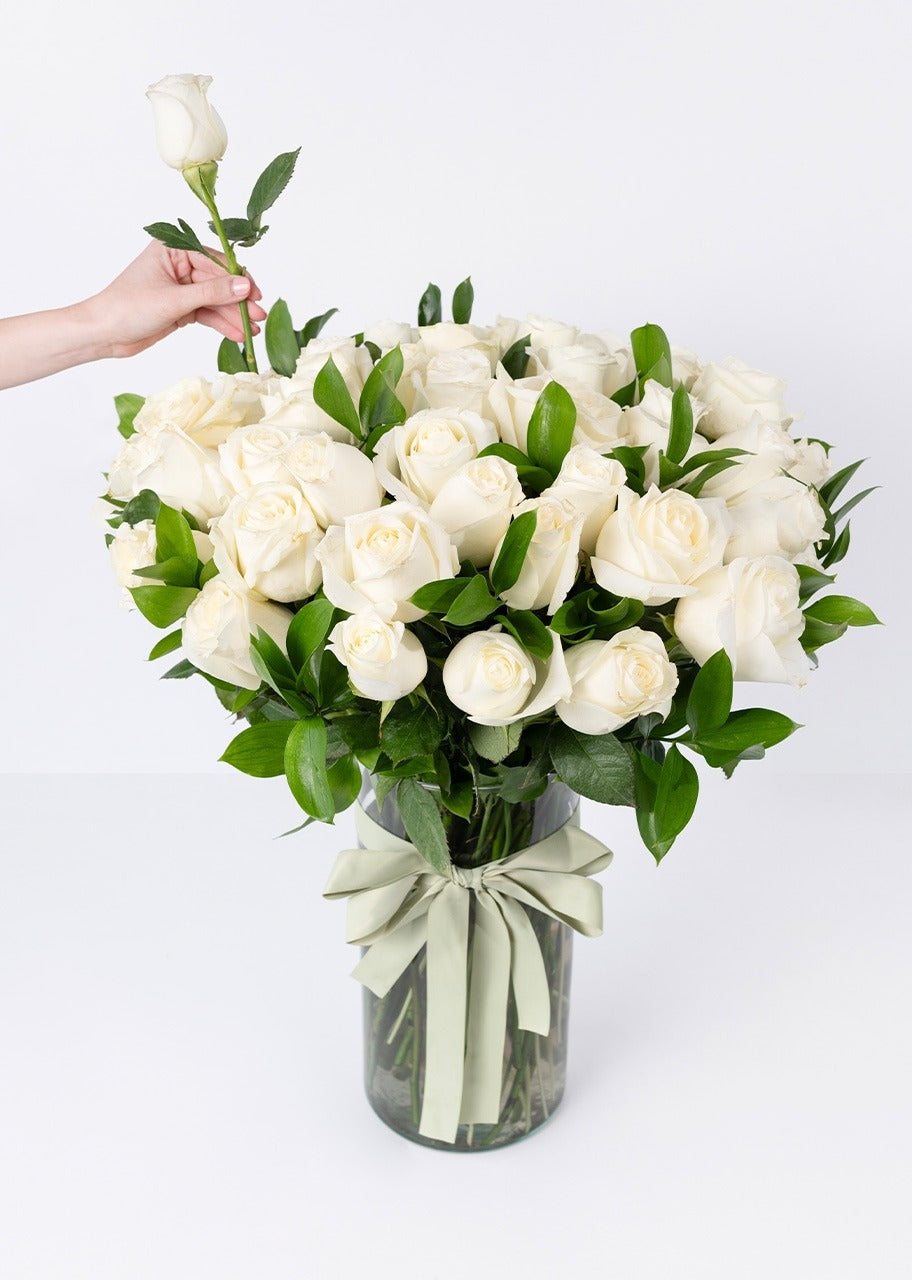 50 rosas blancas en jarrón