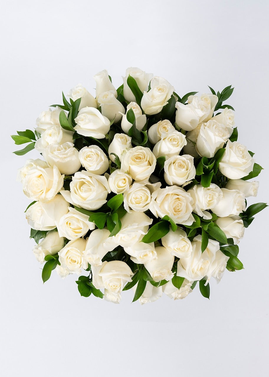 50 rosas blancas en jarrón