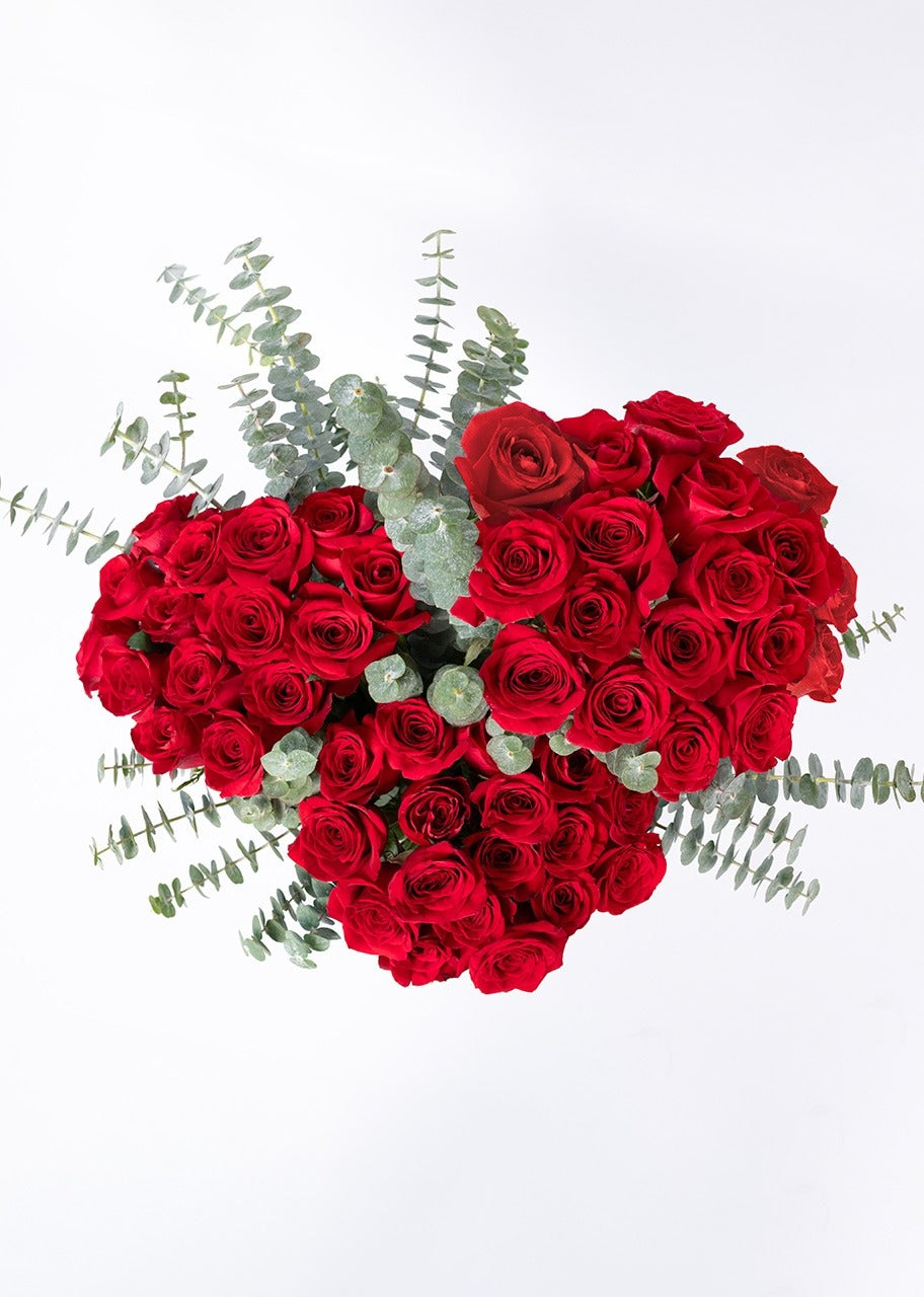 50 rosas rojas en jarrón negro