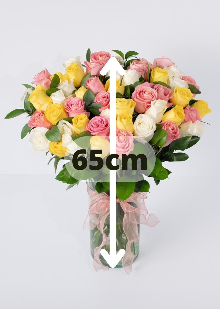 50 rosas amarillas y blancas en jarrón