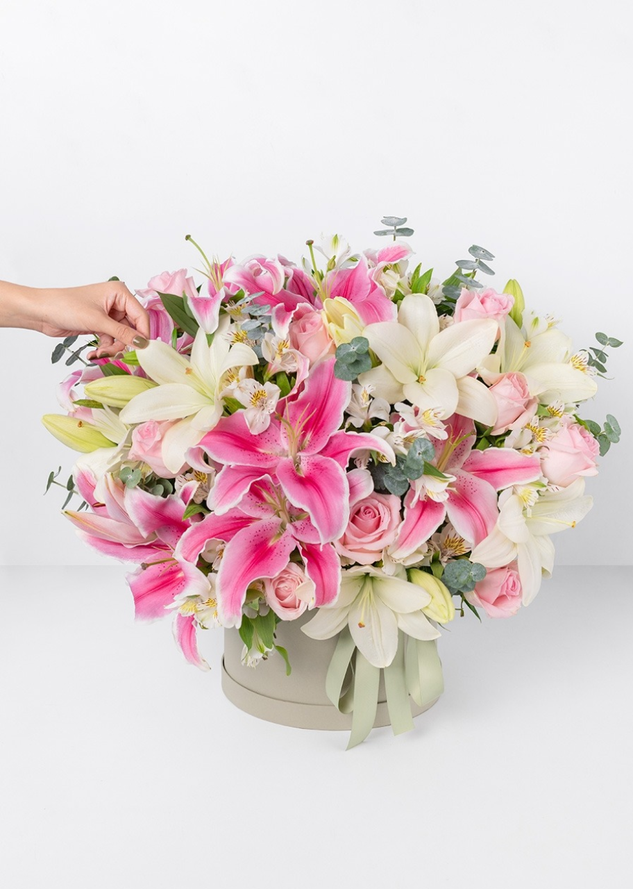 Caja con rosas y stargazer