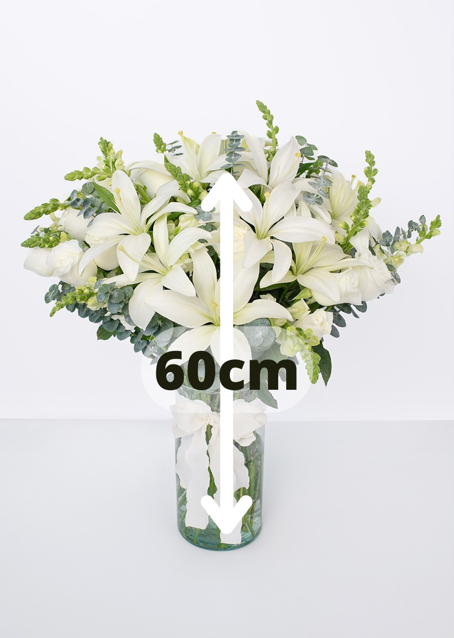 10 lilys y 20 rosas blancas en jarrón