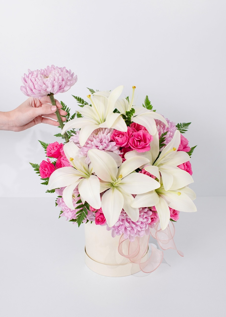 Caja con mini rosas y lilys