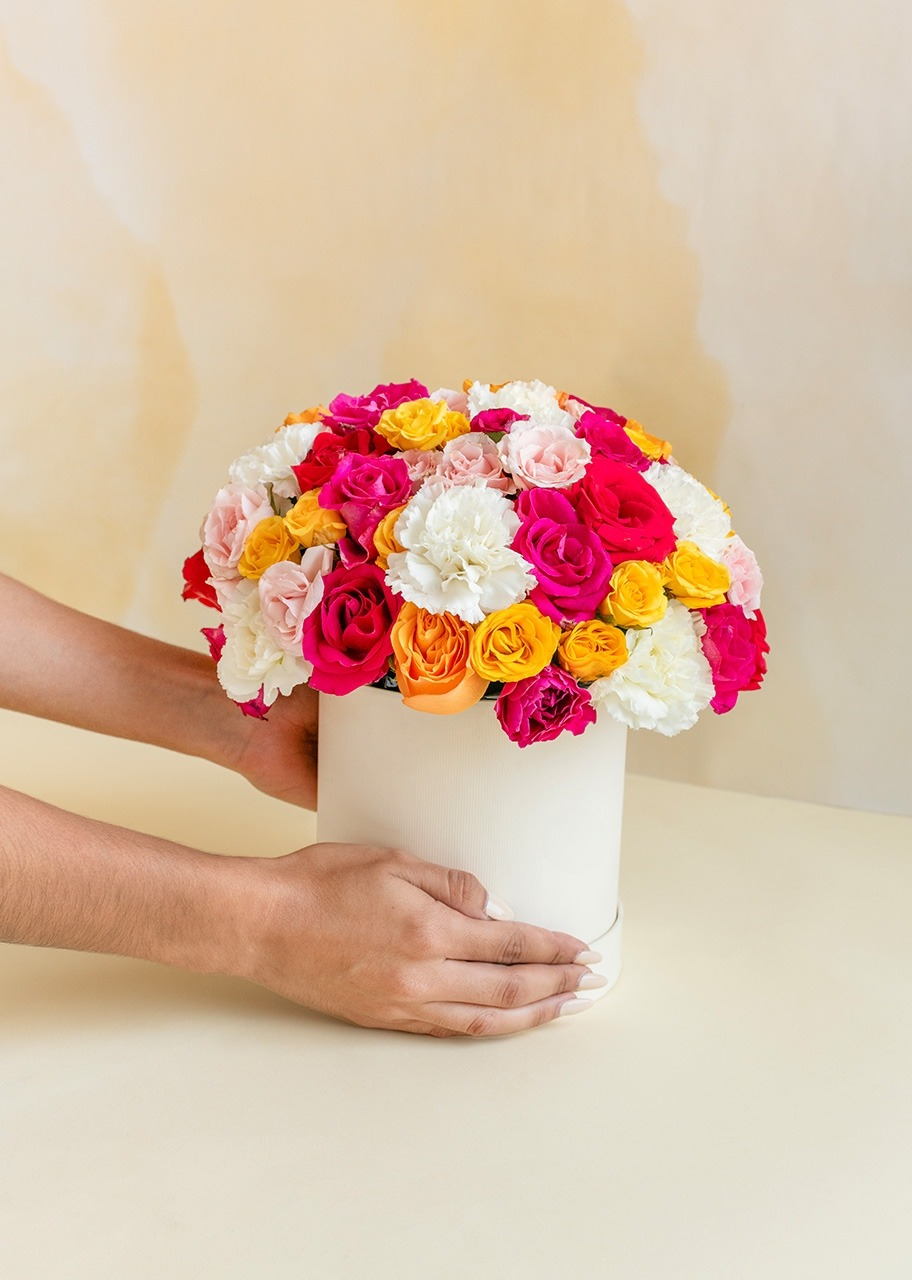 Caja con rosas rojas y mini rosas