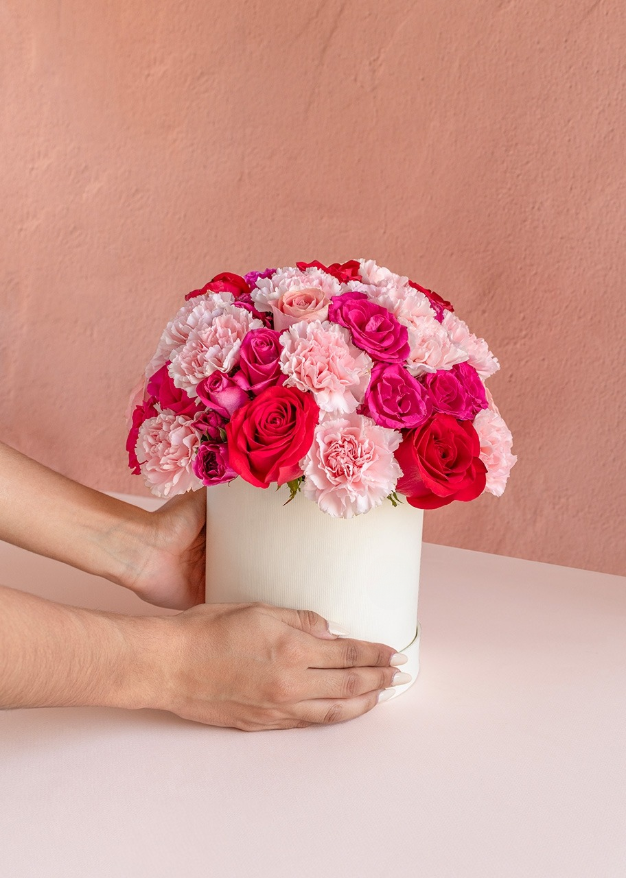 Caja con rosas rosas y rojas