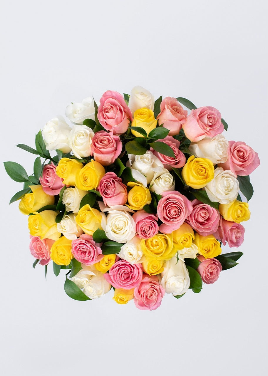 50 rosas amarillas y blancas en jarrón