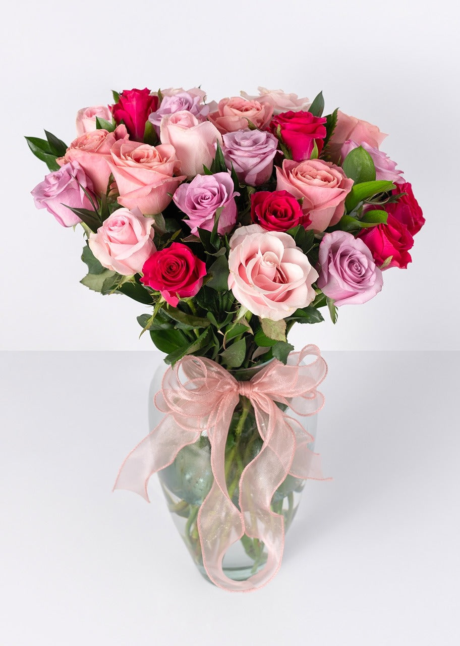 24 rosas rojas y rosas en jarrón