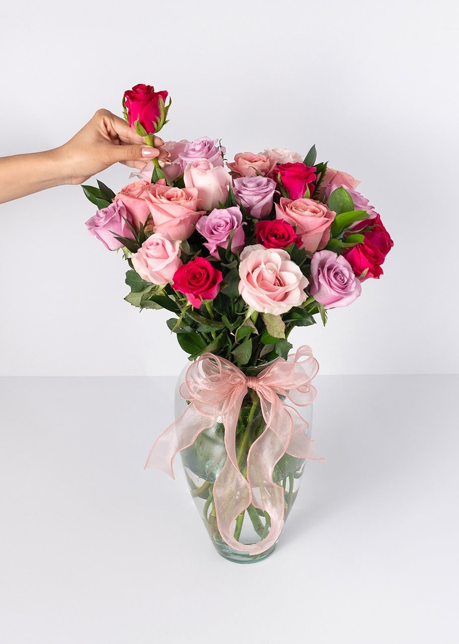 24 rosas rojas y rosas en jarrón