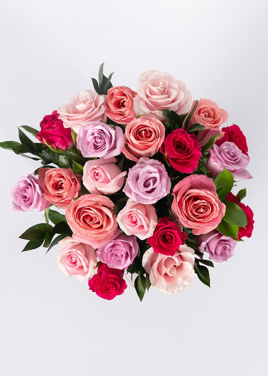 24 rosas rojas y rosas en jarrón