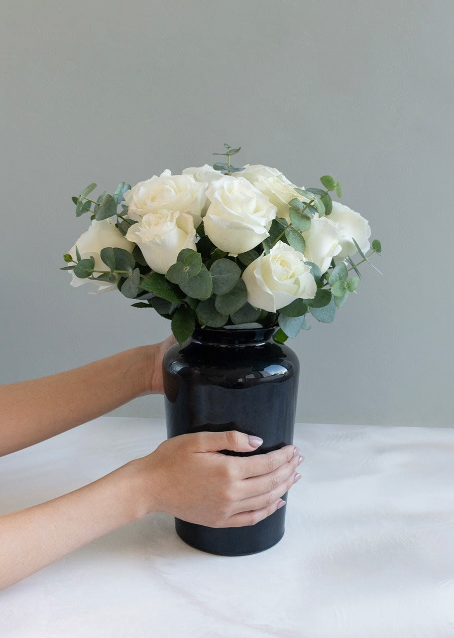12 rosas blancas en jarrón