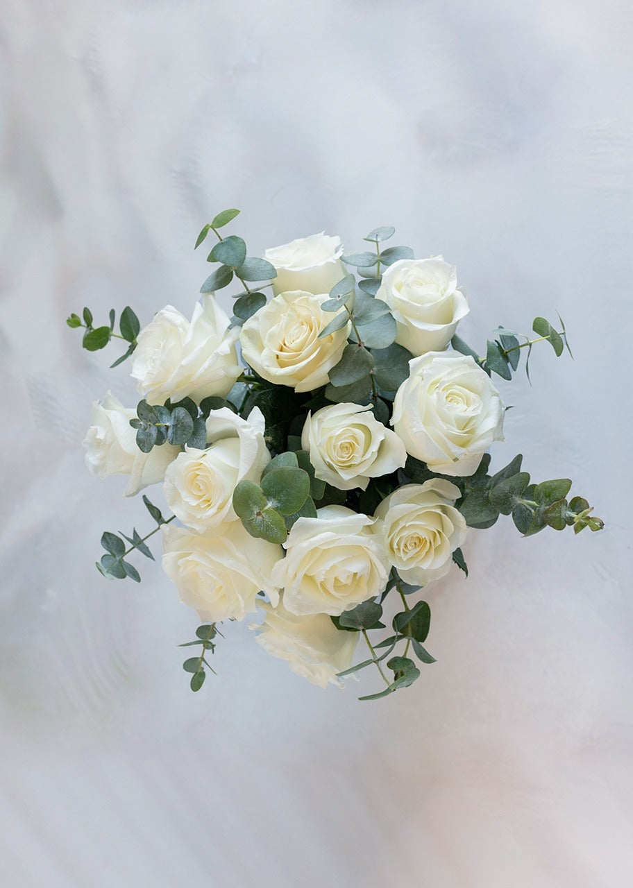 12 rosas blancas en jarrón