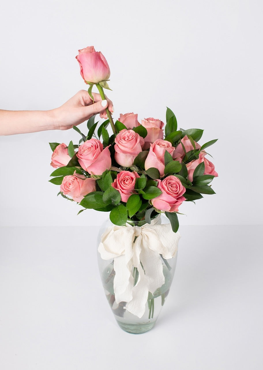 12 rosas rosas en jarrón