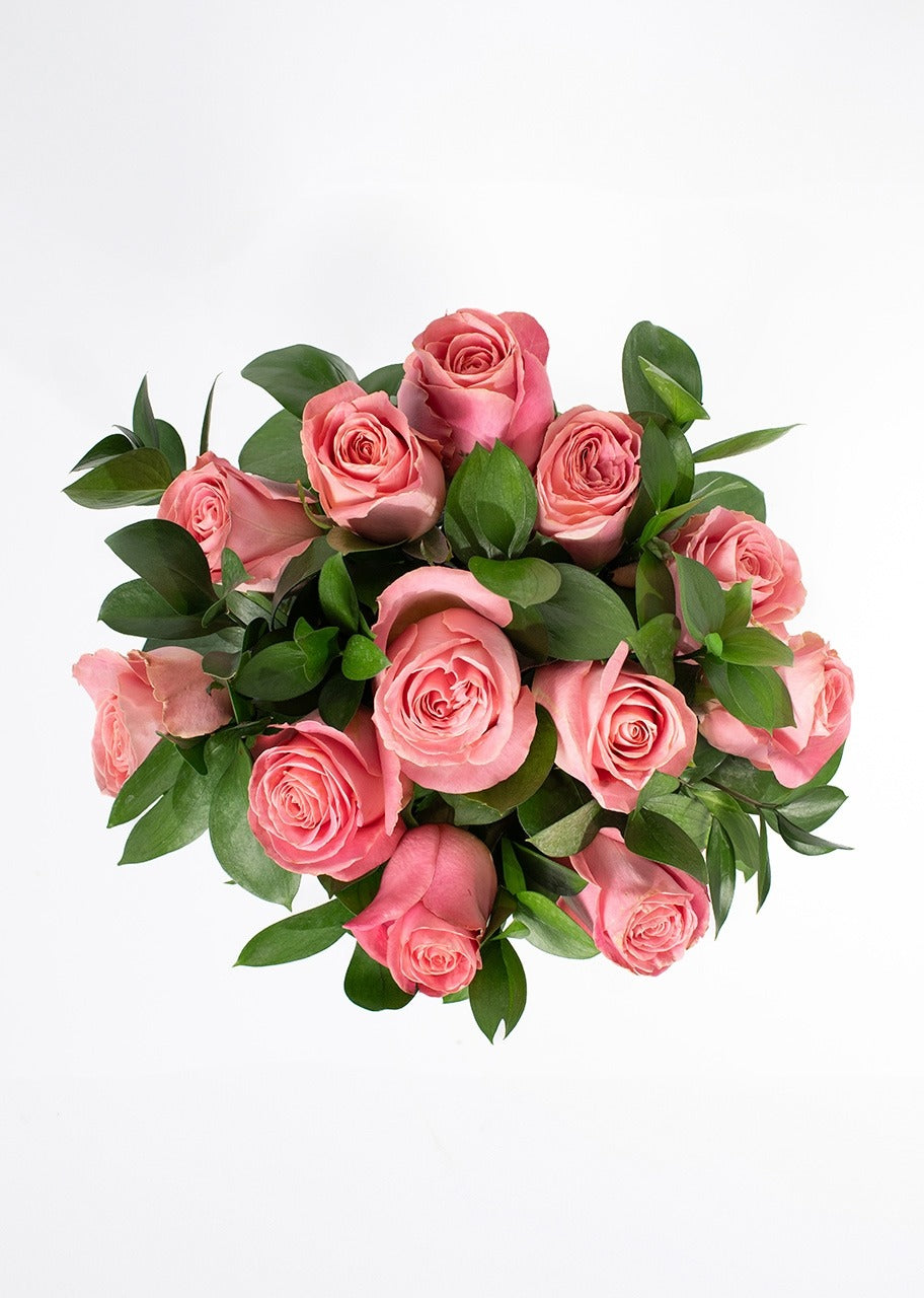 12 rosas rosas en jarrón