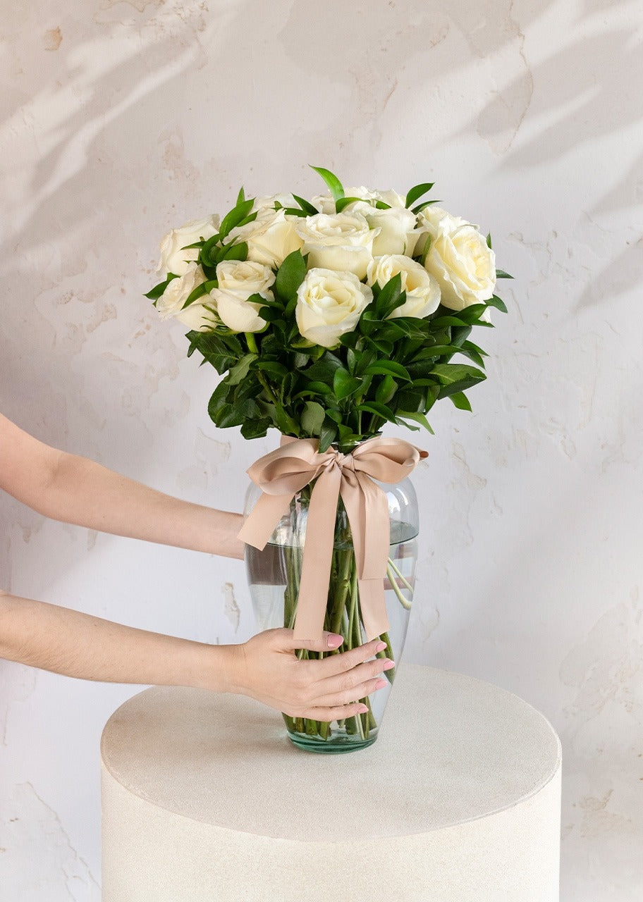 18 rosas blancas en jarrón