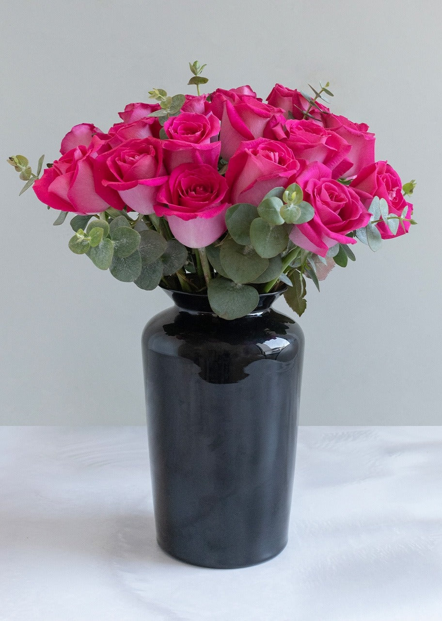 18 rosas fucsia en jarrón