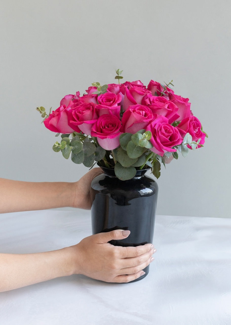 18 rosas fucsia en jarrón