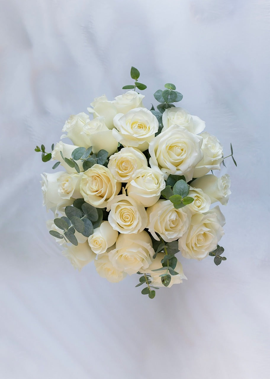 24 rosas blancas en jarrón