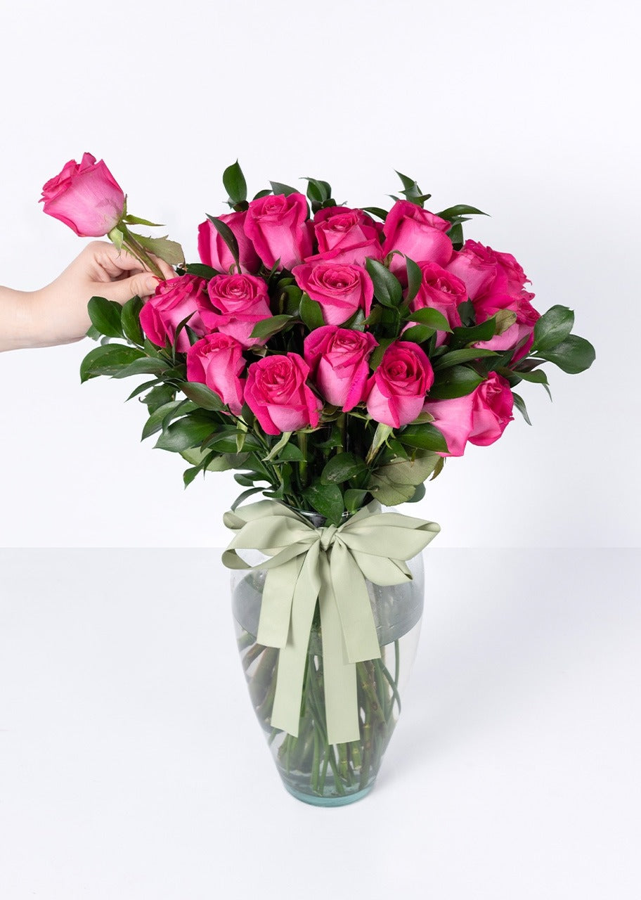 24 rosas fucsia en jarrón