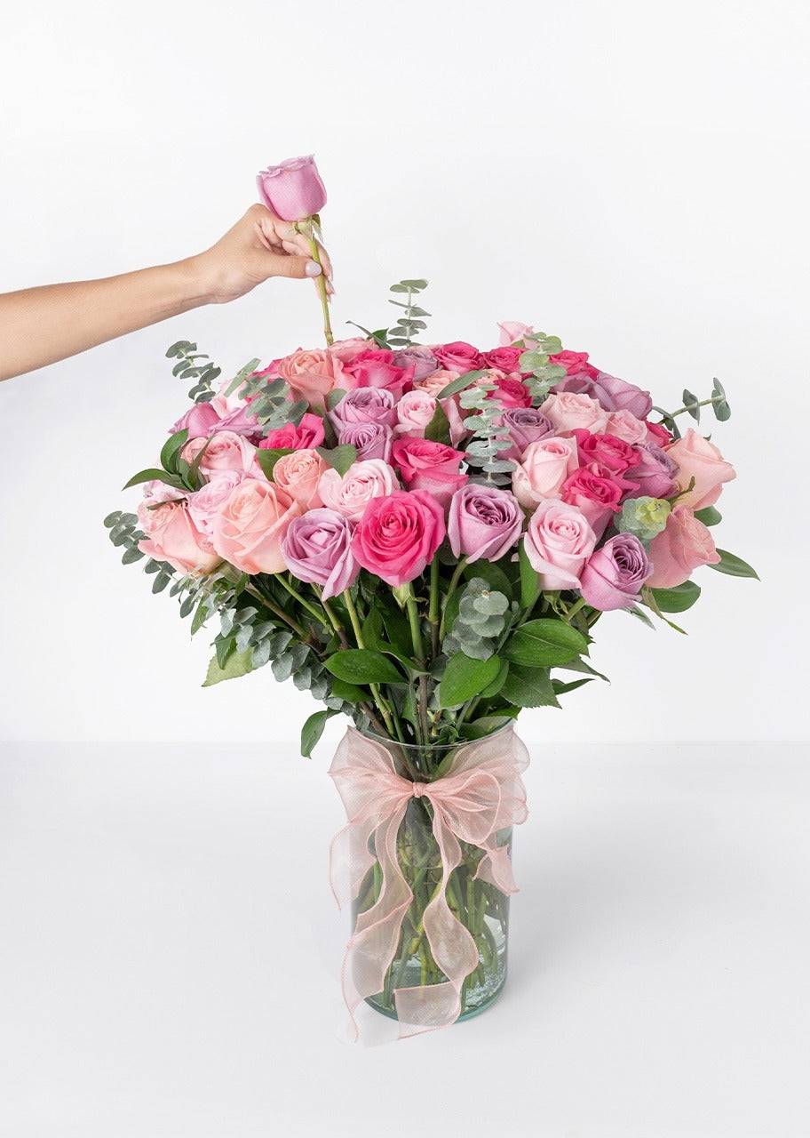 50 rosas rosas y lila en jarrón