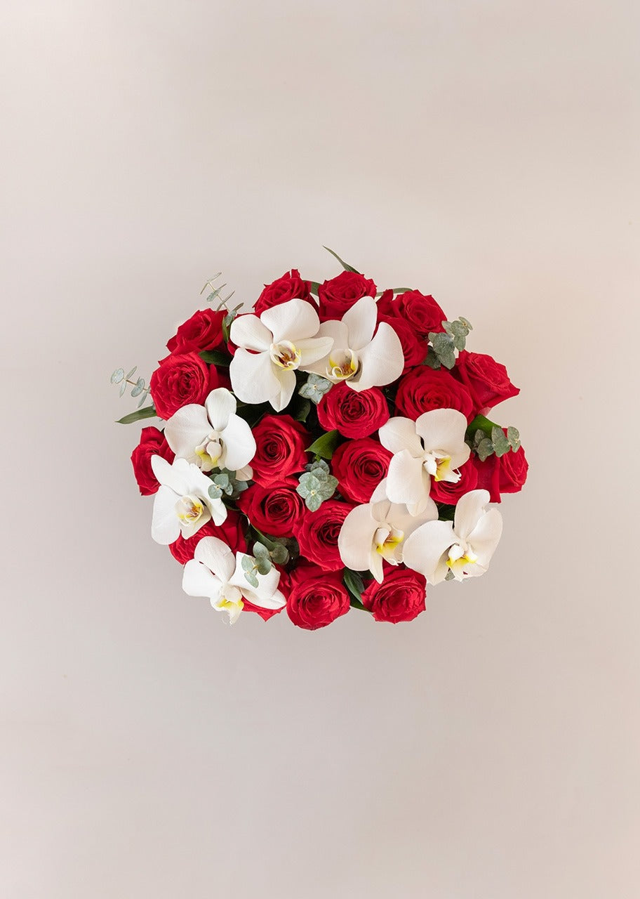 24 rosas rojas y orquídea en jarrón