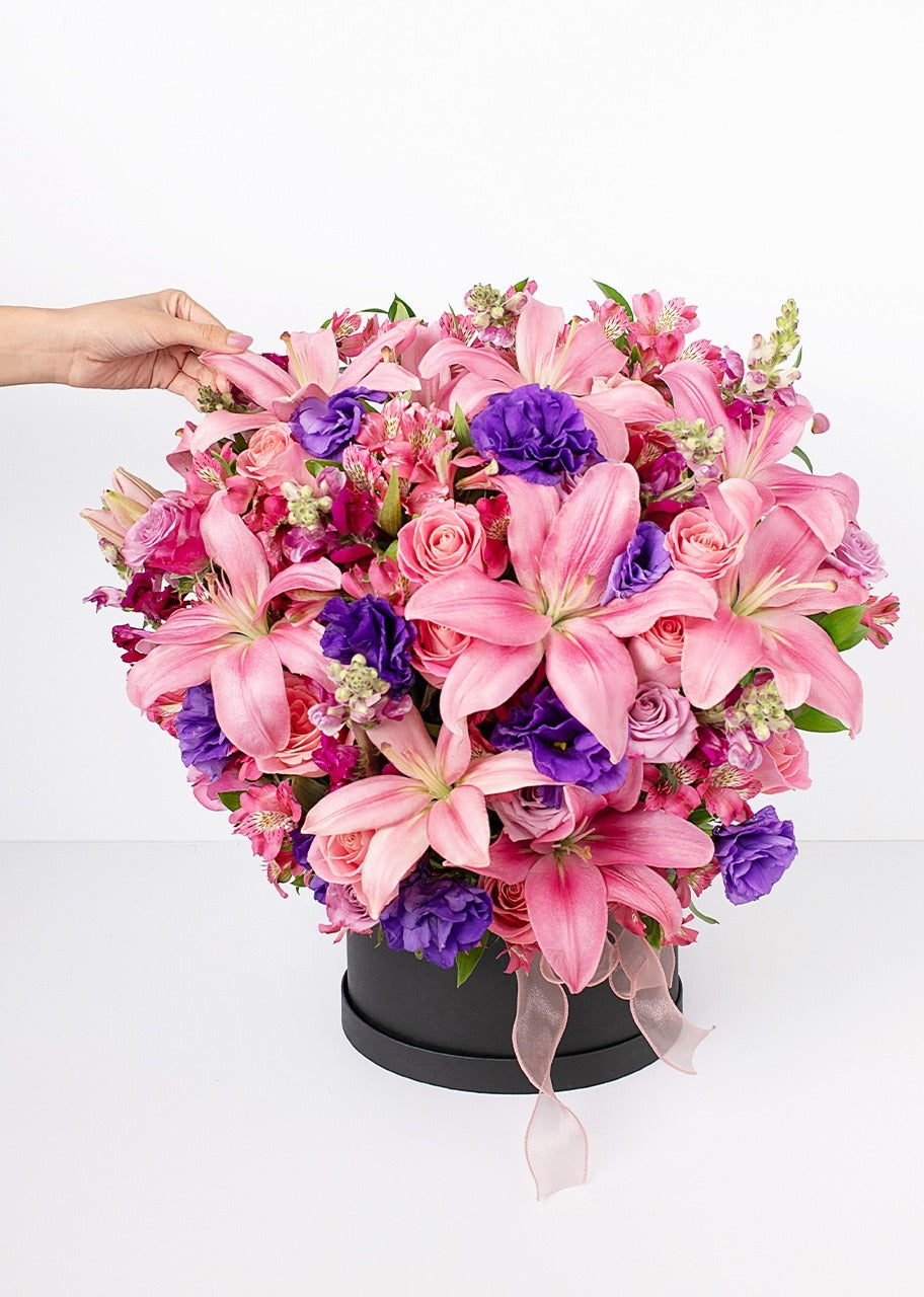 Caja con rosas rosas y lilys
