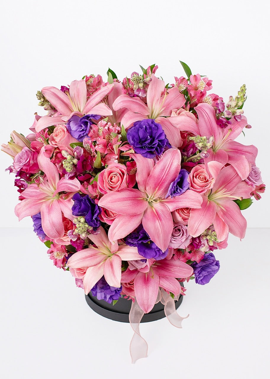 Caja con rosas rosas y lilys