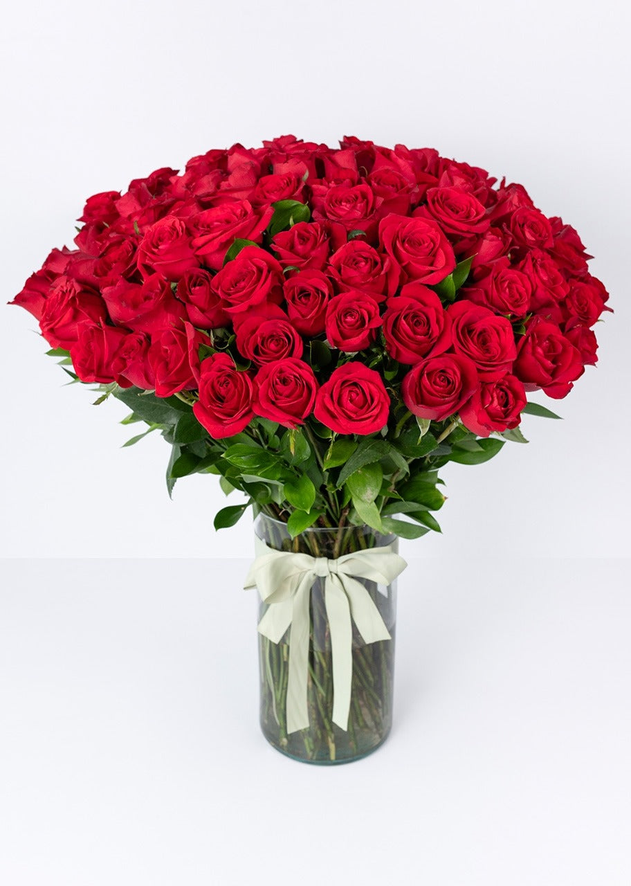 100 rosas rojas en jarrón