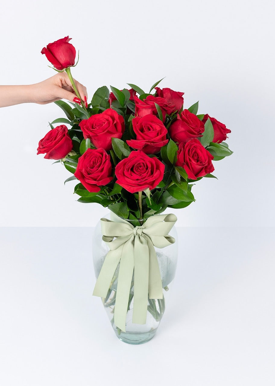 12 rosas rojas en jarrón