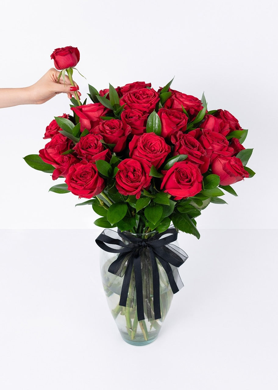 24 rosas rojas en jarrón