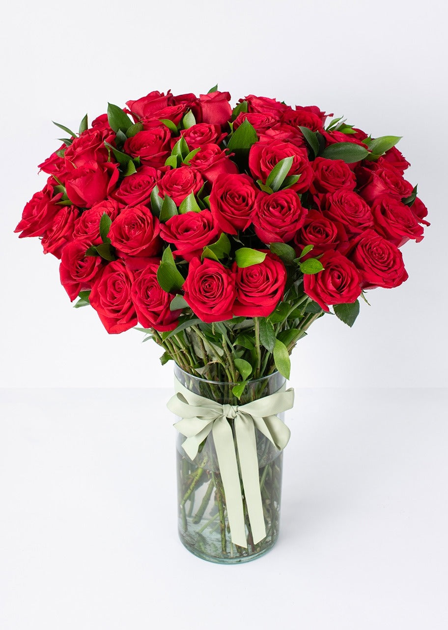 50 rosas rojas en jarrón