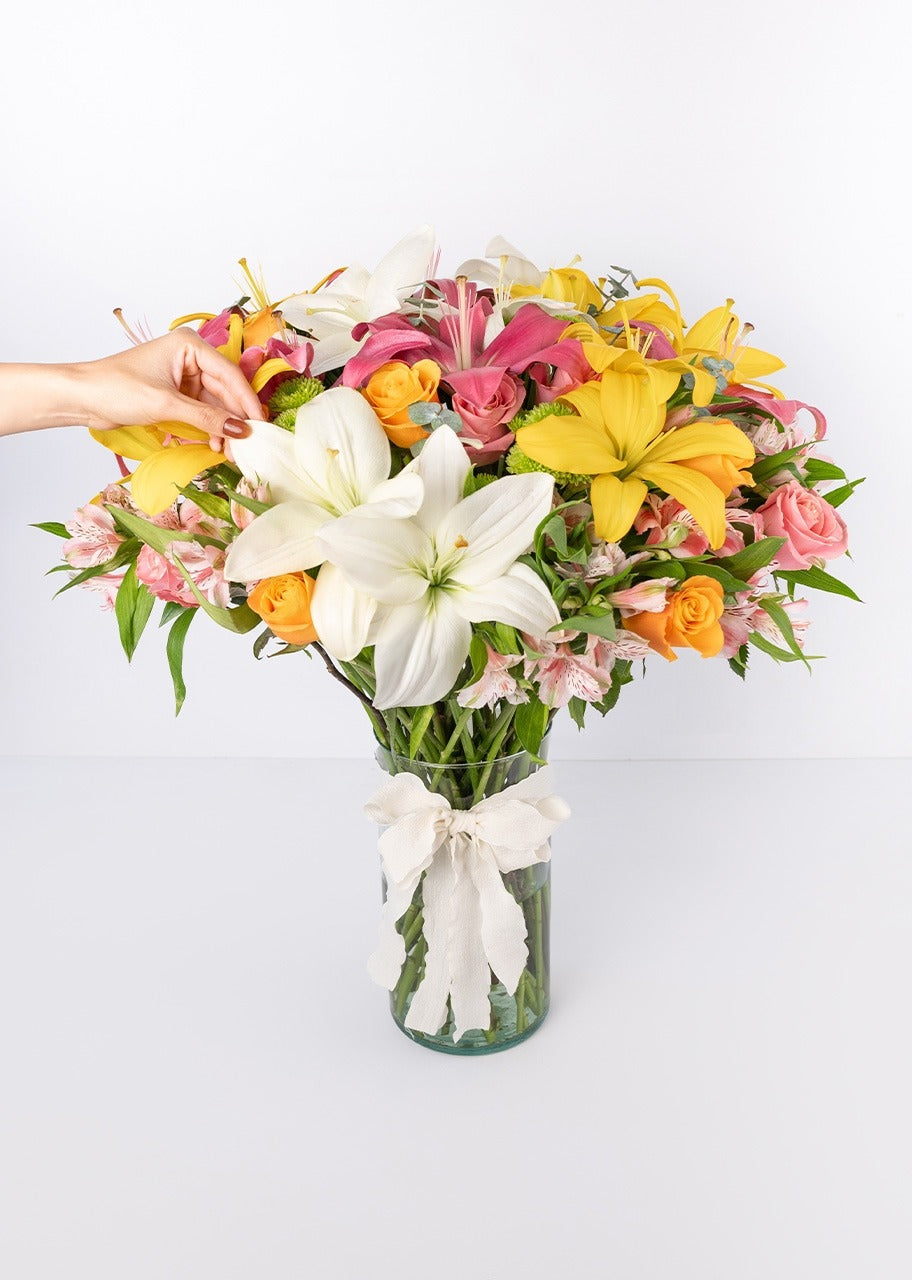 15 lilys y 20 rosas coloridas en jarrón