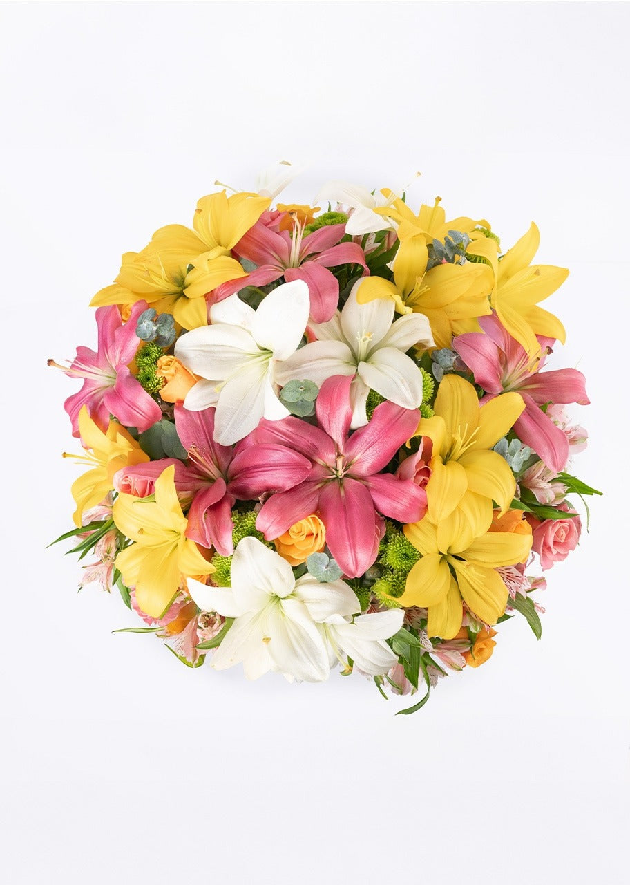 15 lilys y 20 rosas coloridas en jarrón