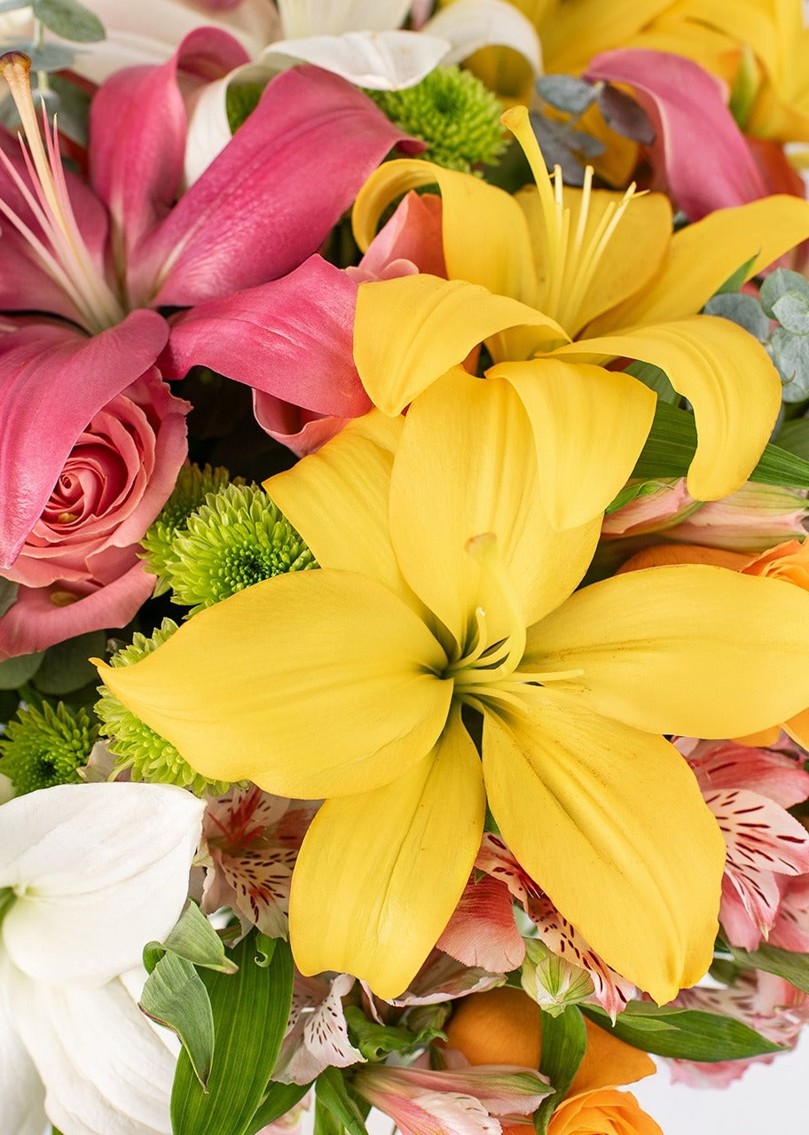 15 lilys y 20 rosas coloridas en jarrón