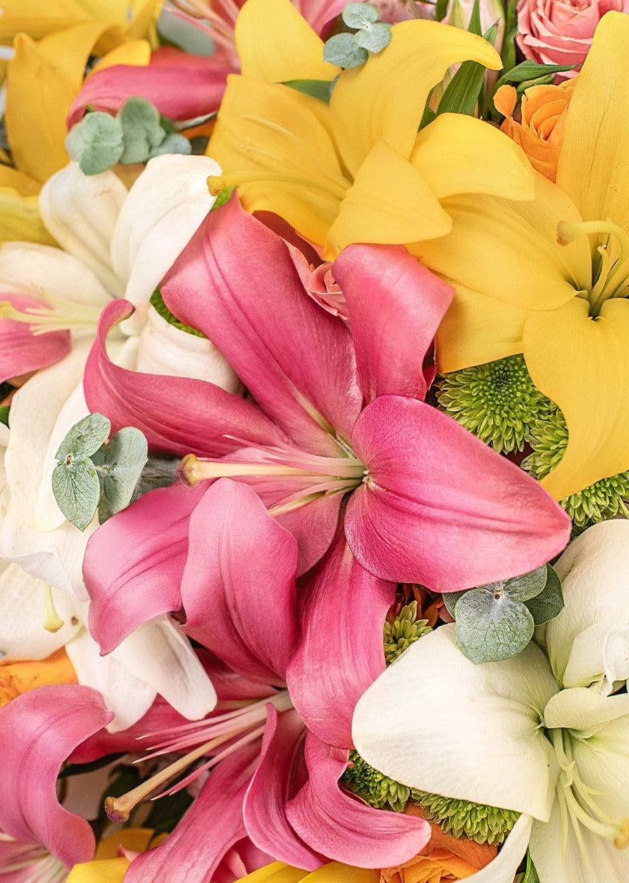 Ramo de lilys y rosas coloridas