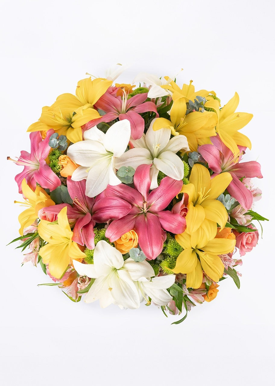 Ramo de lilys y rosas coloridas