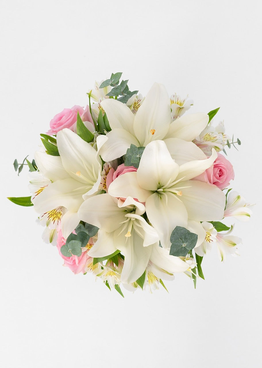Ramo de rosas y lilys