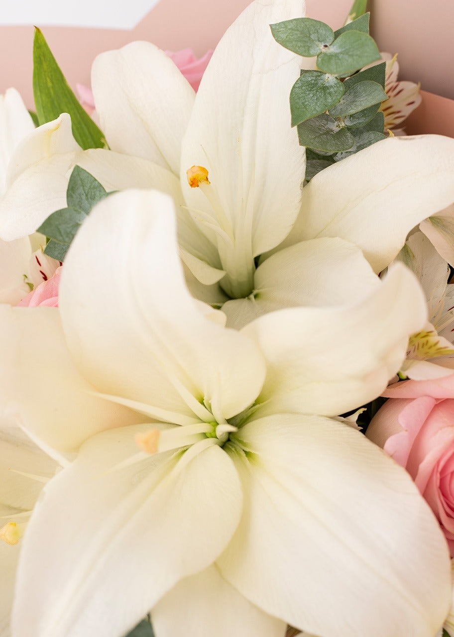 Ramo de rosas y lilys