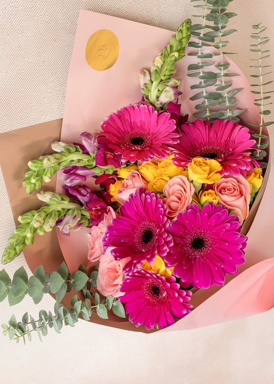 Ramo de rosas y gerberas