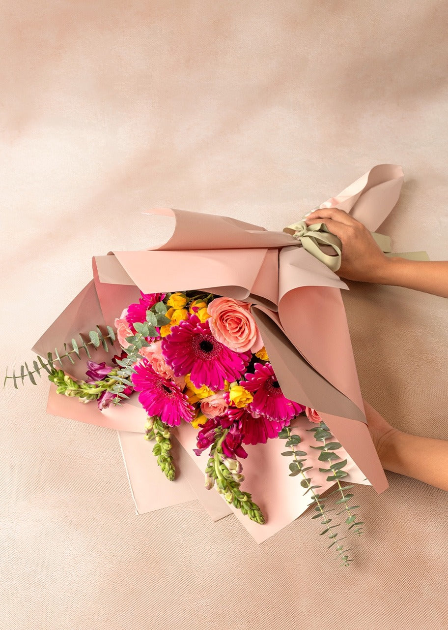 Ramo de rosas y gerberas